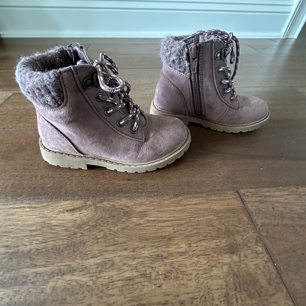 Old Navy Kids Boots in Tan with Faux Fur Lining